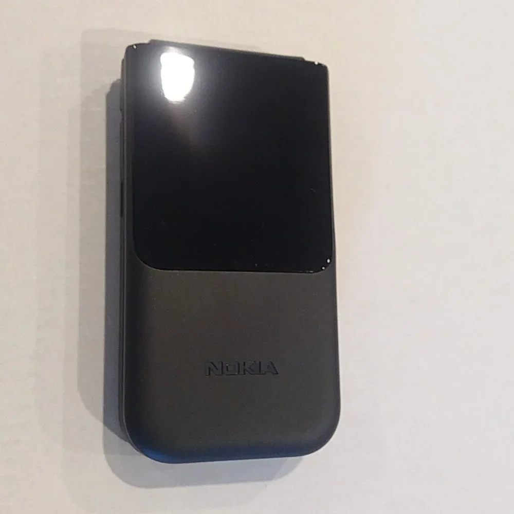 Nokia 2720 4GB DUAL SIM FLIP PHONE GSM UNLOCKED - International Version.